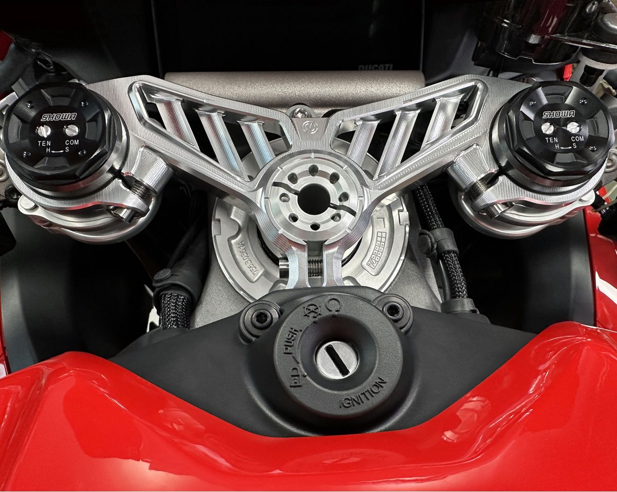 Motocorse Billet Aluminum Upper Triple Clamp (Yoke) for Ducati Panigale V4 - Ohlins racing 52mm fork (2025+) Motocorse Billet Aluminum Upper Triple Clamp (Yoke) for Ducati Panigale V4 - Ohlins racing 52mm fork (2025+)